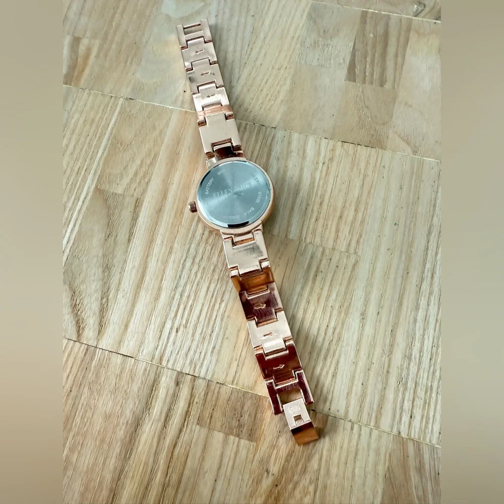 Ellen Tracy ladies rose gold tone fashion watch NEW BATTERY